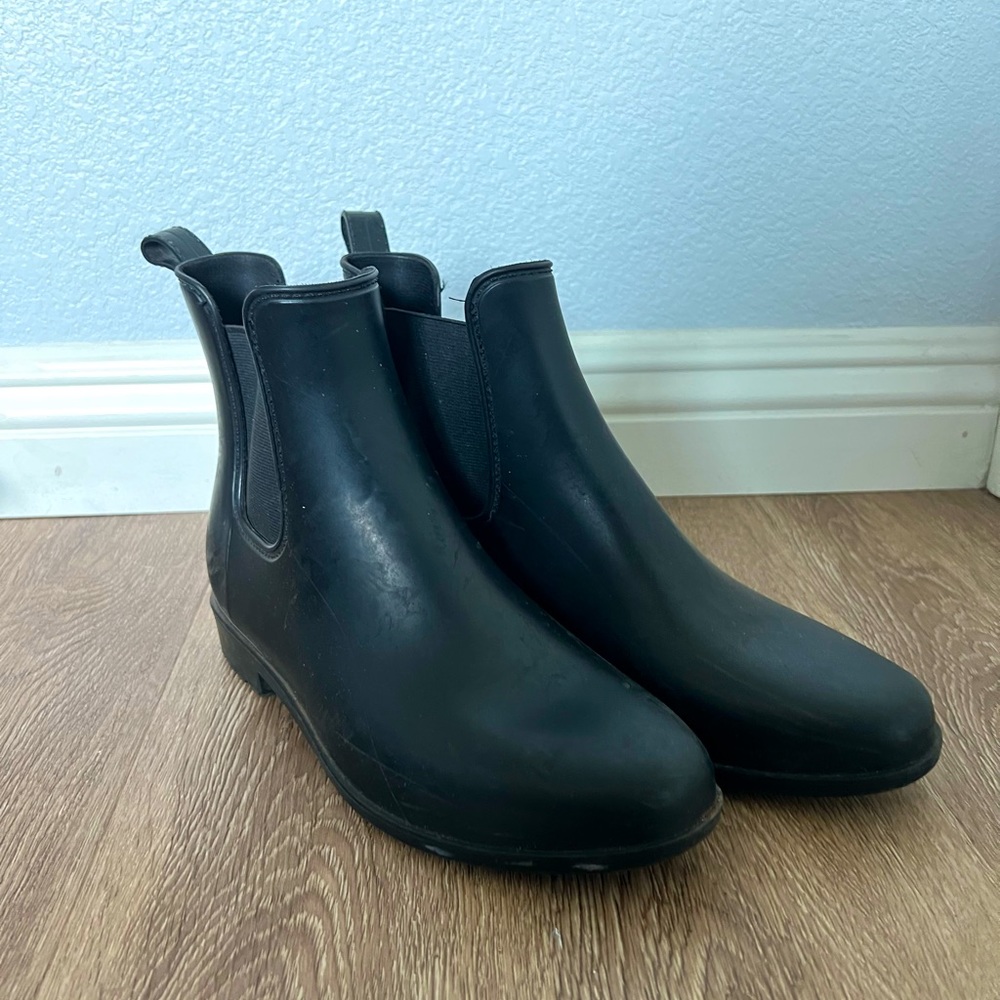 Black boots for a rainy day! They’re a rubber material.